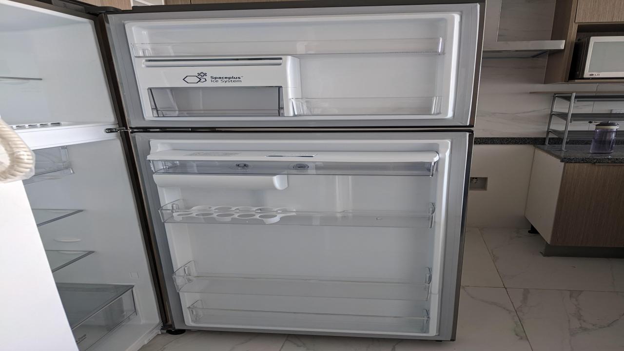 How exactly does the ice machine (SpacePlus) work in LG fridges?
