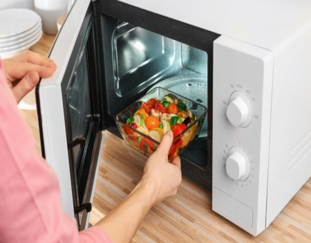 ¿Cómo cocinar los alimentos de manera uniforme en el microondas?