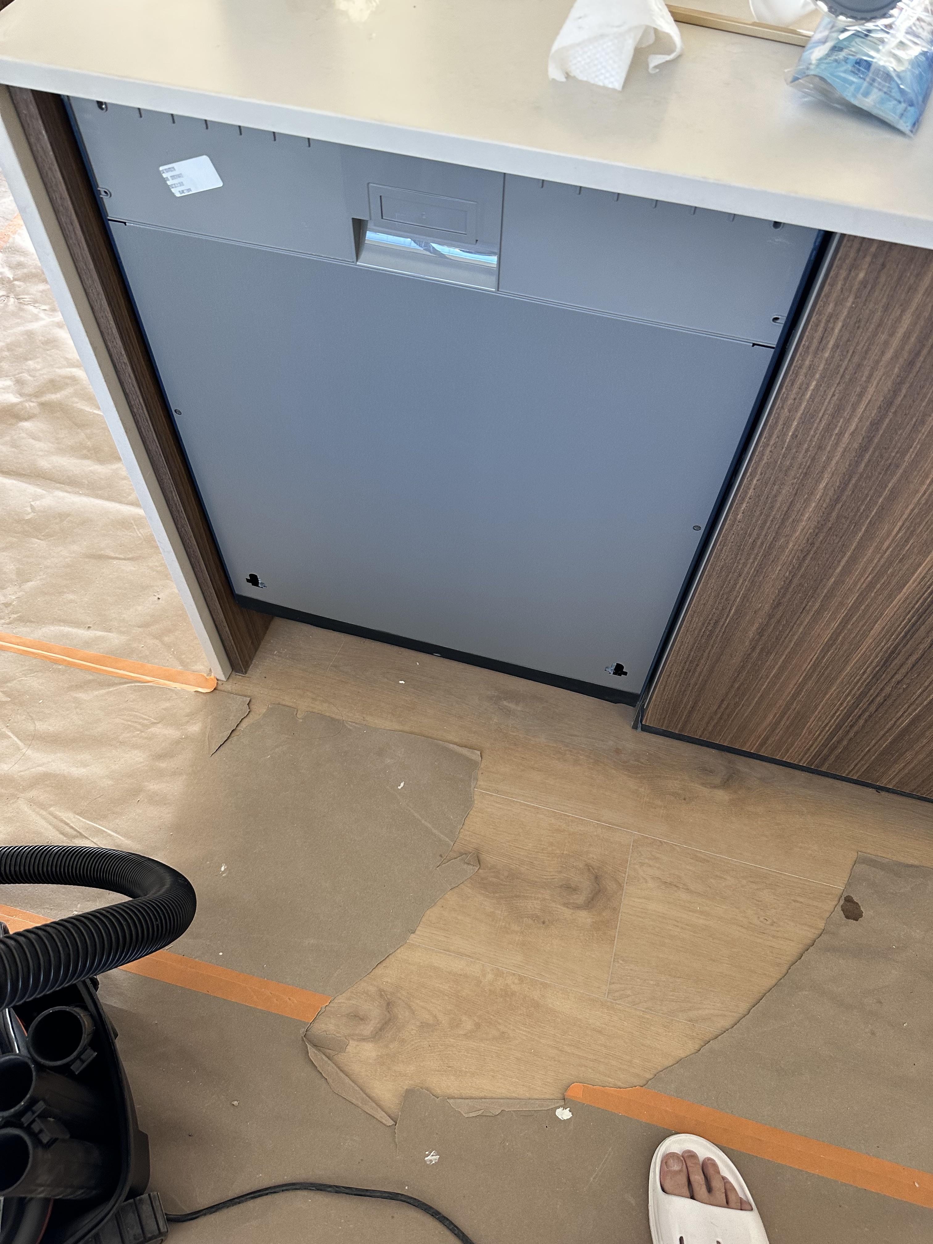 Should my panel ready dishwasher door spring shut?